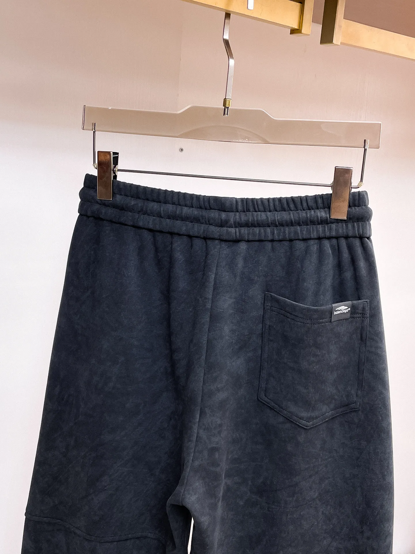 Balenciaga 🆕2026 Autumn and Winter New Arrival Casual Pants! The official website will be released simultaneously. Brand Classic LOGO casual pants, customized fabrics, excellent comfort and strong touch. Highly recognisable, perfect appearance and craftsmanship. Size:M-3XL